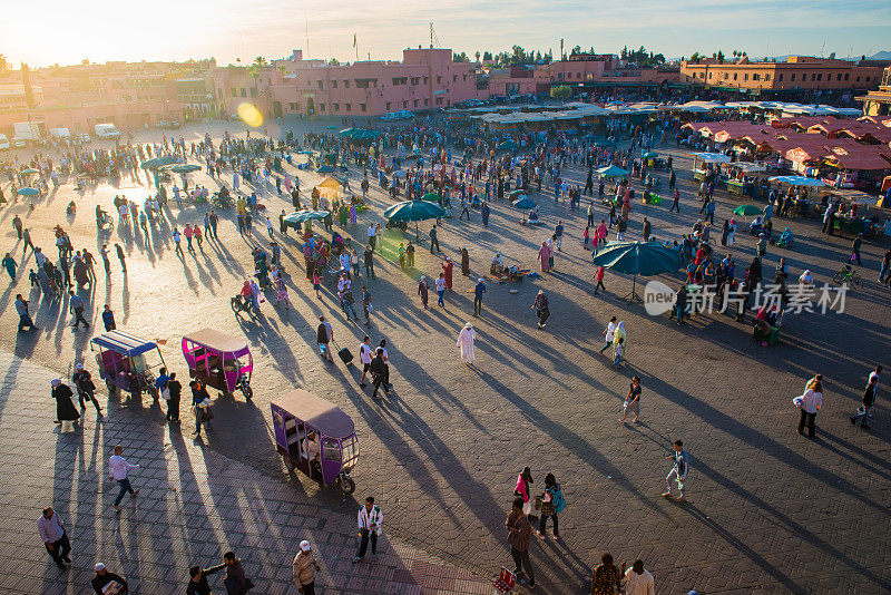 摩洛哥马拉喀什，夜生活和人们在Djemaa El Fna广场上的影子